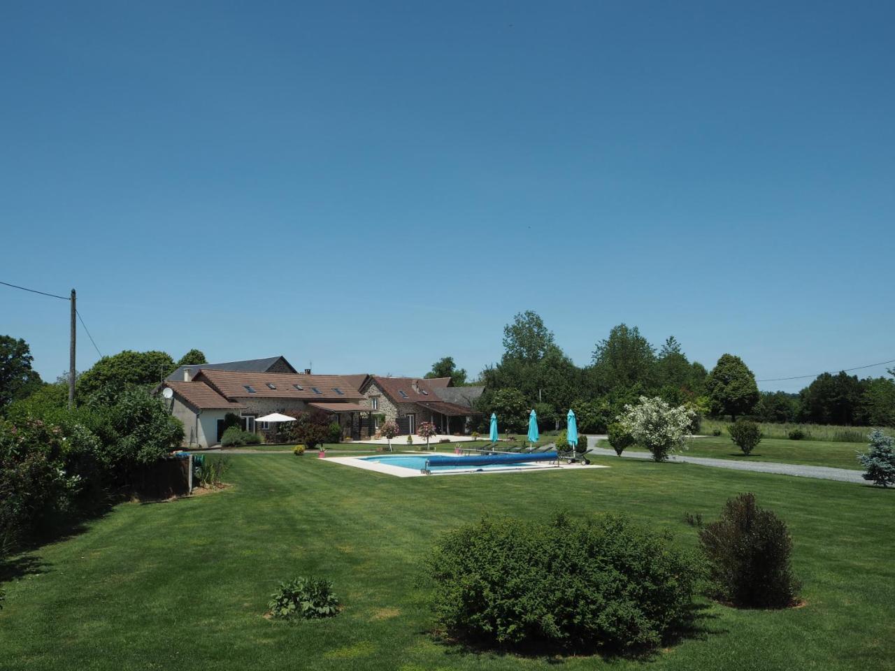 Villas de Leypinas Gites — 4-Star Luxury Hotel in Lubersac, France