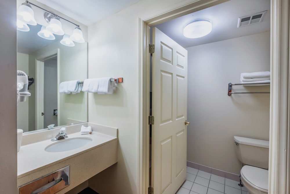 Red Roof Inn Hendersonville - photo 24