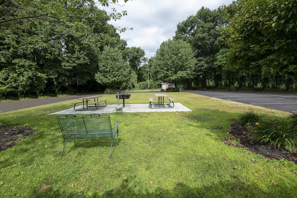 Red Roof Inn Clifton Park - photo 44