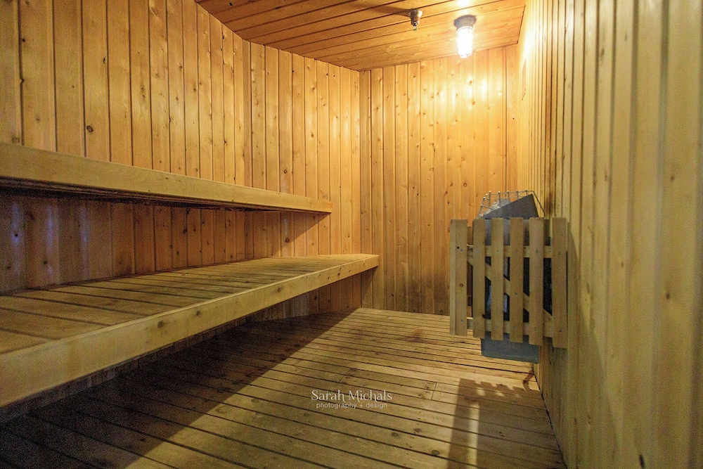 Mountain Host Motor Inn - photo 37
