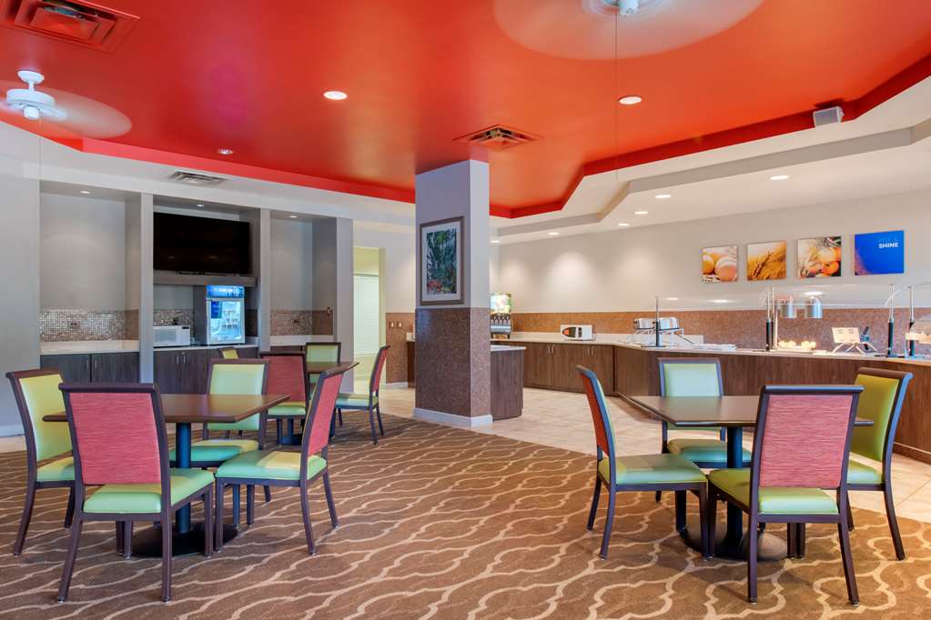 Comfort Suites Maingate East - photo 37