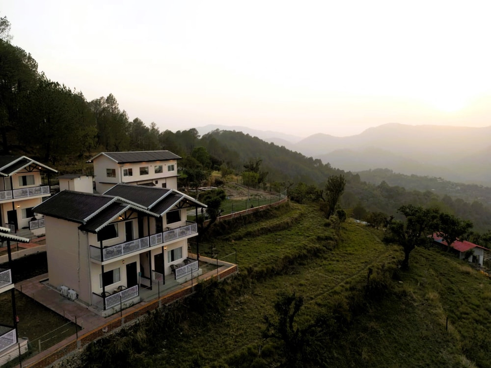 Hilltop Haven Hotel And Resort — Kotdwara