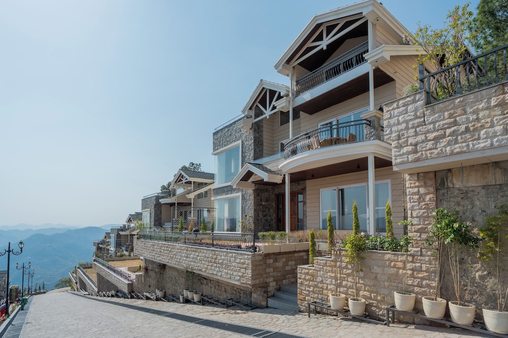 ELIVAAS privé The Royce Daisy Ultra Luxe 4 BHK Villa with Pvt Heated Pool Jacuzzi Steam Room & Hill Views — 4-Star Luxury Hotel in Kasauli, India