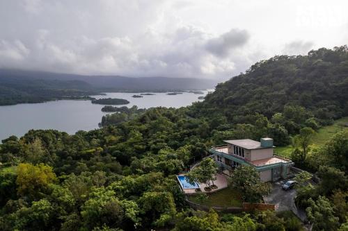 StayVista at La Sierra with Pawna Lake View WiFi in Lonavla, India