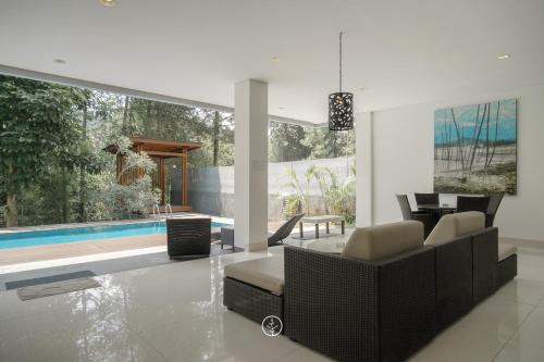 Hikari Hill View Villa 7 Bedrooms with a Private Swimming Pool — 4-Star Luxury Hotel in Bandung, Indonesia