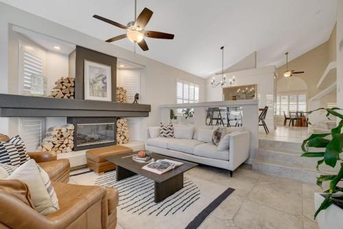 Beautiful 5BR w King Beds Pool & Hot Tub Games