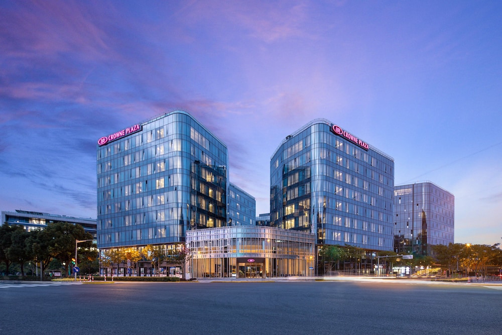 Crowne Plaza Shanghai Hongqiao by IHG — 4-Star Luxury Hotel in Shanghai, People's Republic of China
