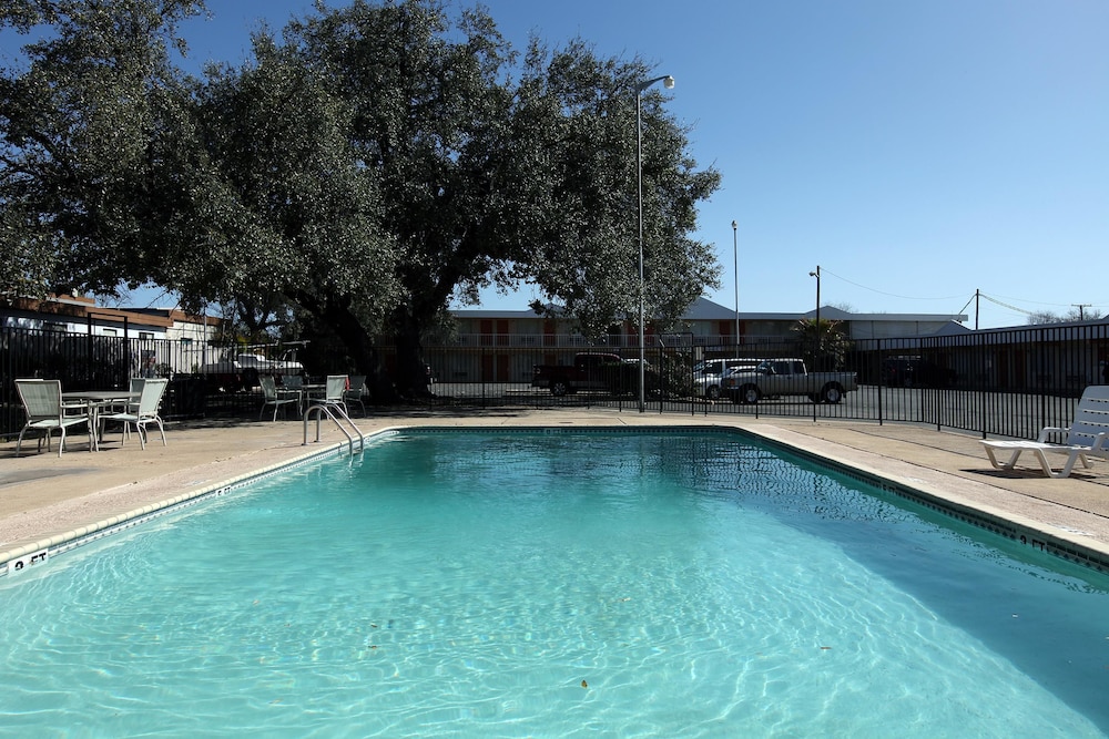 Americas Best Value Inn Uvalde - photo 15