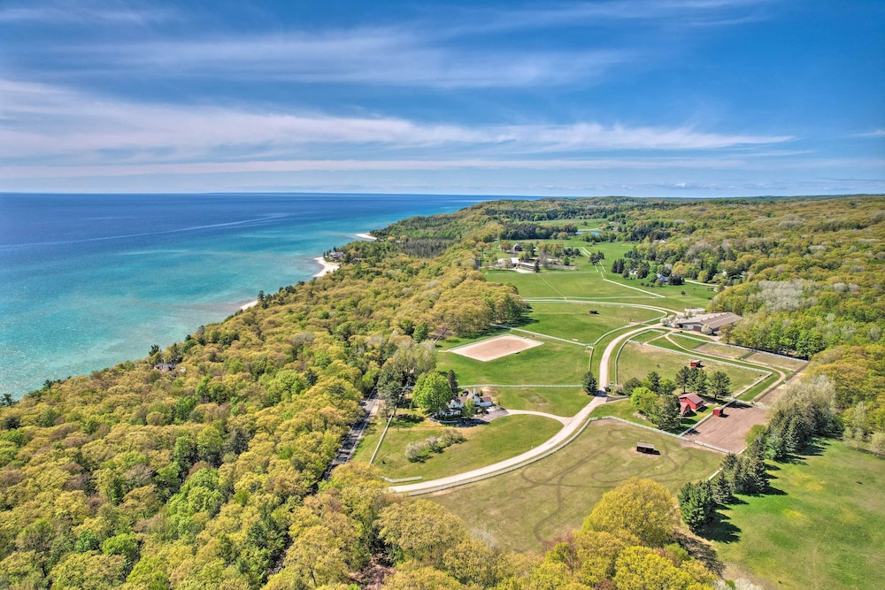 9 Mi to Boyne Resort Farmhouse Near Town and Lake — 4-Star Luxury Hotel in Harbor Springs, United States