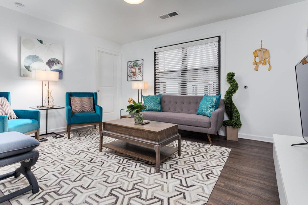 10 BRs Comprised of 2 5BR Suites by Domio - featured photo