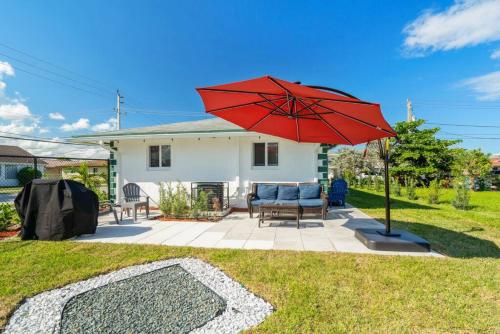 Roxanas 3bed 2bath Home with Modern Interior and BBQ Backyard — 4-Star Luxury Hotel in Fort Lauderdale, United States