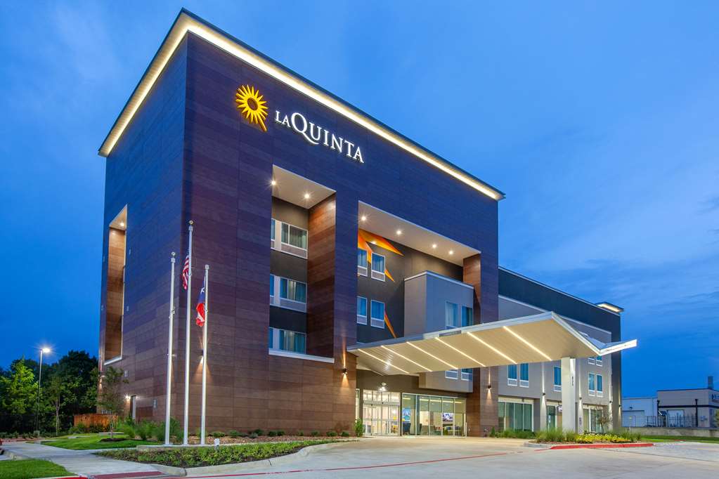 La Quinta Inn & Suites by Wyndham Dallas Duncanville - photo 2