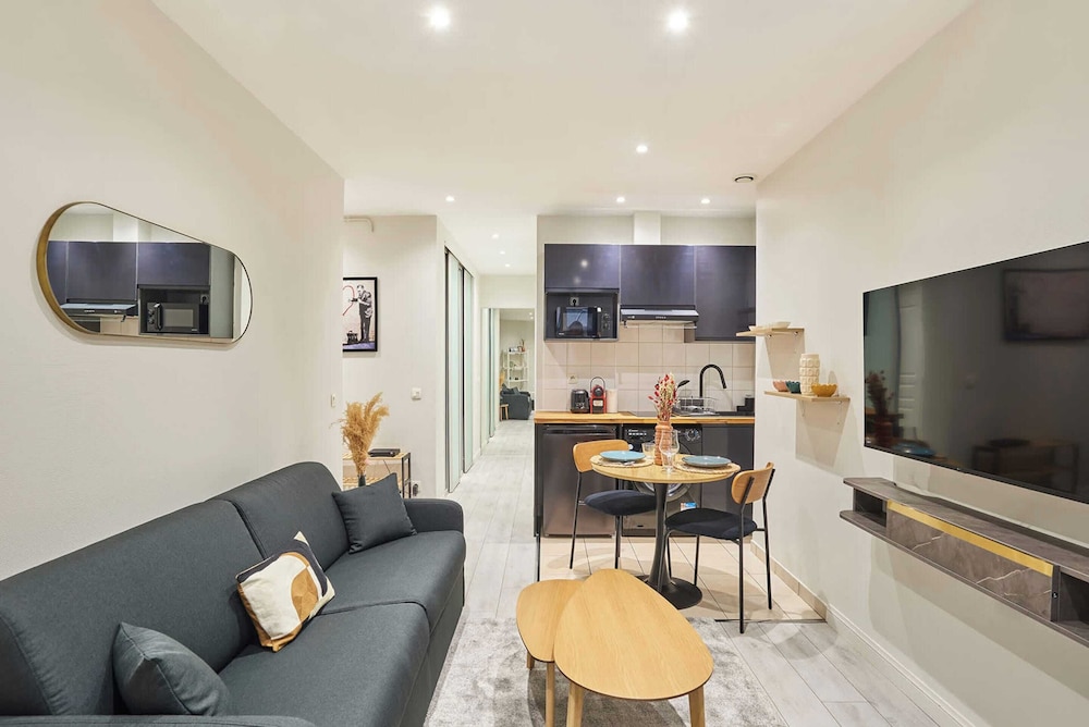 Spacious Studio Sacre Coeur montmartre — 4-Star Luxury Hotel in Paris, France