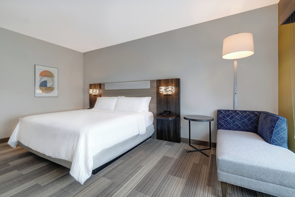 Holiday Inn Express and Suites Glendale Downtown - photo 17