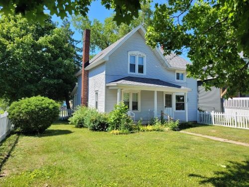 Centennial House Great Location with Lakeview — 4-Star Luxury Hotel in Beulah, United States