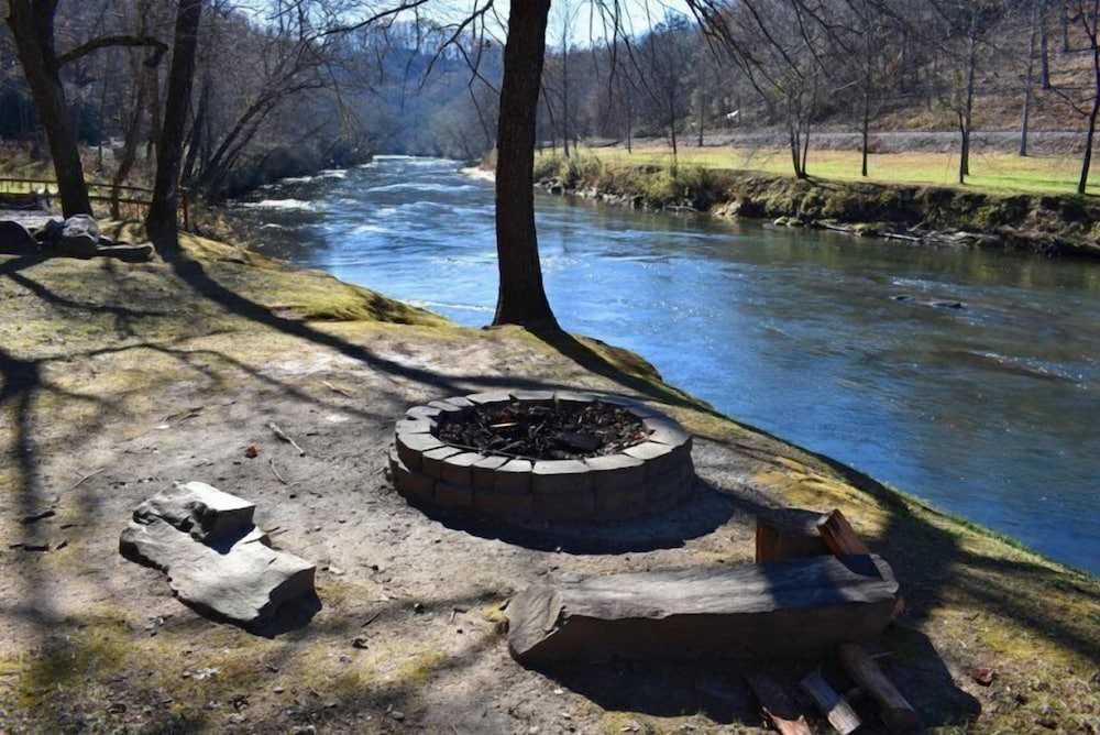 Toccoa Fish Tales 11148251 — Richlandtown
