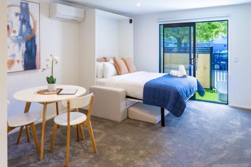 Light Filled Studio Close to South City Mall — 4-Star Luxury Hotel in Christchurch, New Zealand
