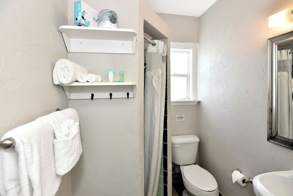 Shoreline Suites & Cabana Cottages - photo 108
