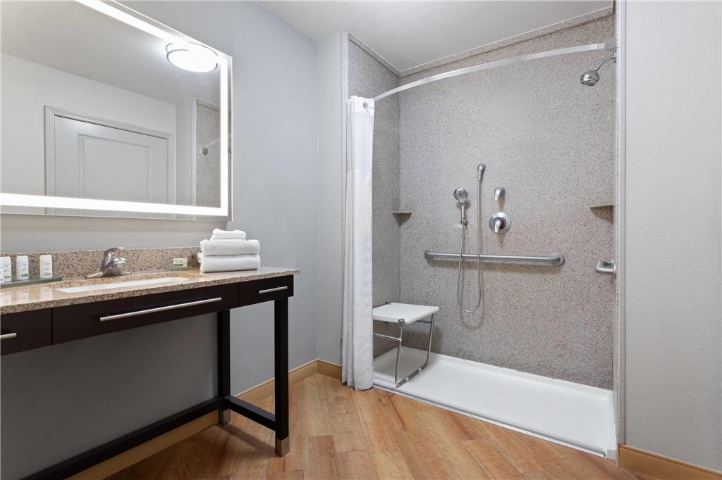La Quinta Inn & Suites by Wyndham Columbus Edinburgh - photo 11