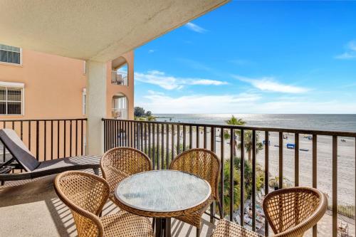 Direct Beachfront 1b 1b Corner Sandy Shores #301 — 4-Star Luxury Hotel in Saint Pete Beach, United States