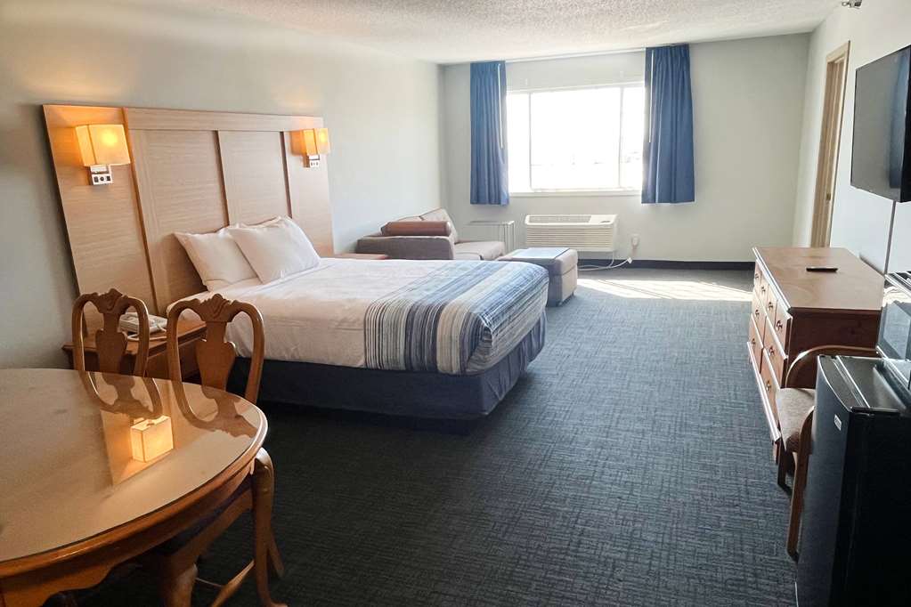 Days Inn & Suites by Wyndham Williamsburg IA North - photo 11