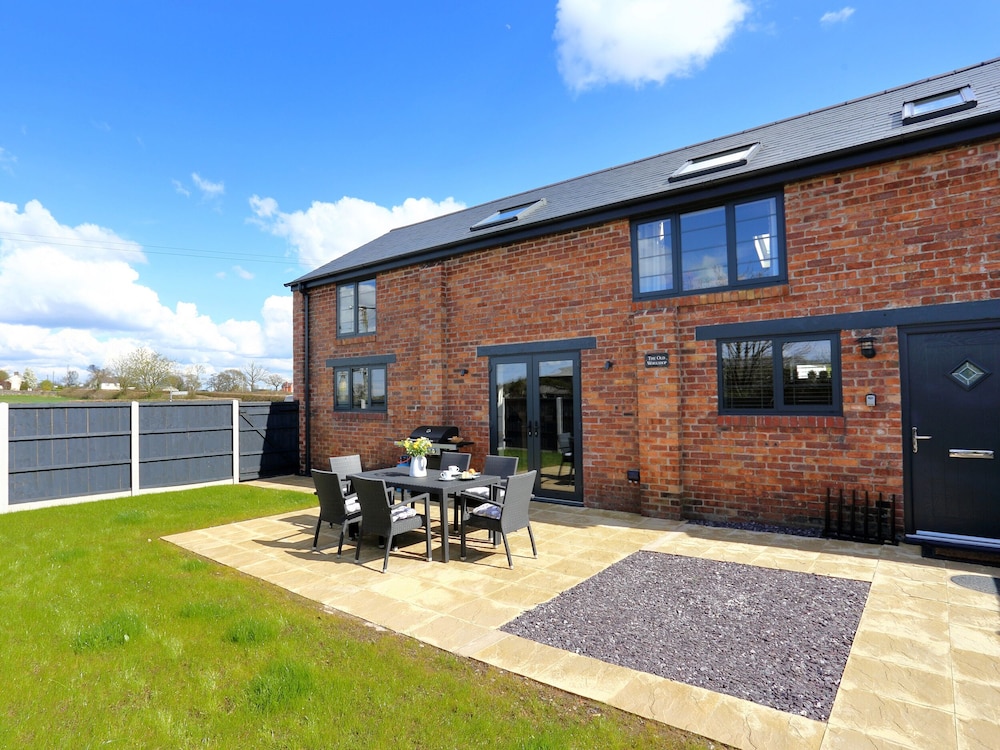The Old Workshop - carbon neutral hotel in Whitchurch