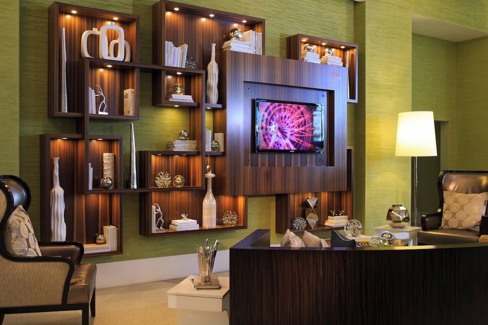 Renaissance Arlington Capital View Hotel - photo 2