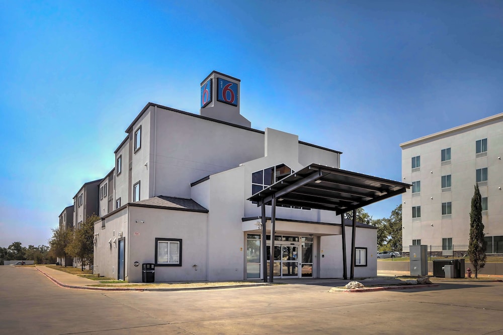 Motel 6 Cedar Park TX - carbon neutral hotel in Cedar Park