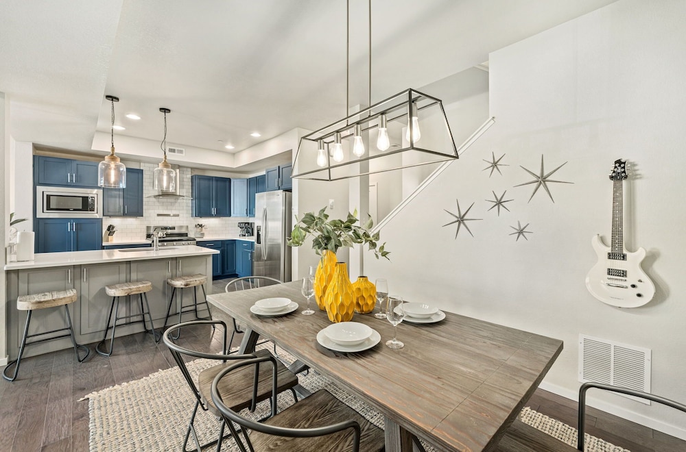 Stylish Music Inspired Retreat Near Old Town FC — 4-Star Luxury Hotel in Fort Collins, United States