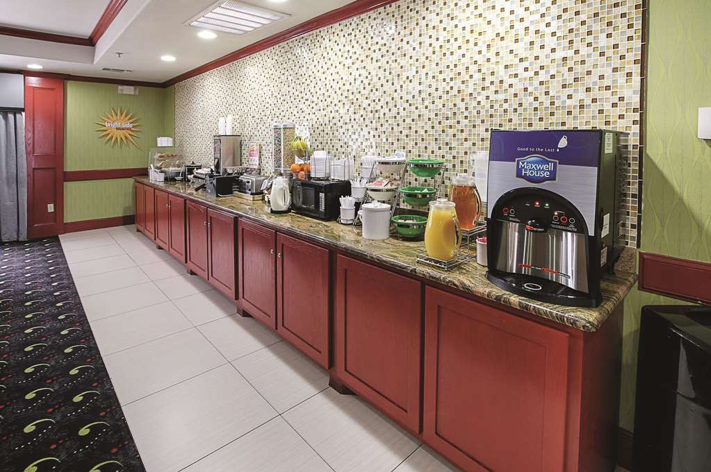 La Quinta Inn & Suites by Wyndham Dallas Hutchins - photo 34