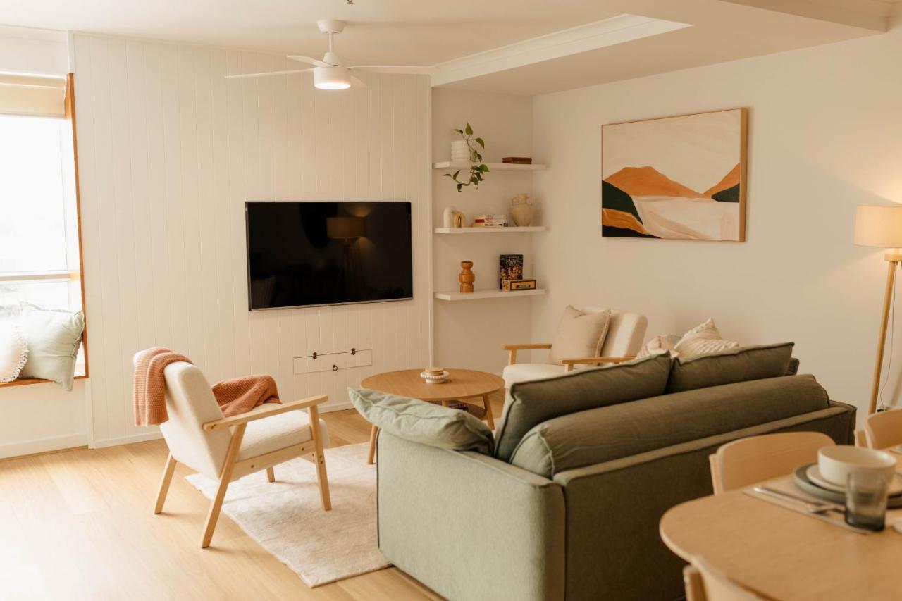 Vida Central 2 bed 1.5 bath w parking gym & pool — 4-Star Luxury Hotel in Newcastle, Australia