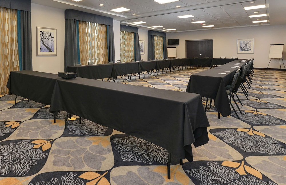 Hampton Inn & Suites Des Moines Downtown - photo 47