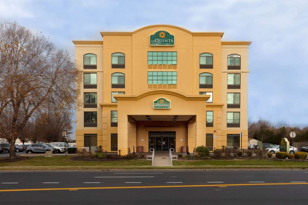 La Quinta Inn & Suites by Wyndham Garden City - photo 3