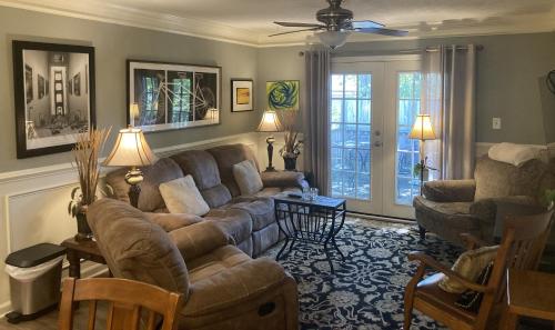 Classic City 3 bedroom 2 bath condo with deck close to UGA Five Points and Memorial Park in Athens — 4-Star Luxury Hotel in Athens, United States