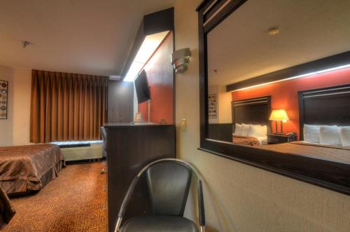 Smoky Mountain Inn & Suites - photo 2