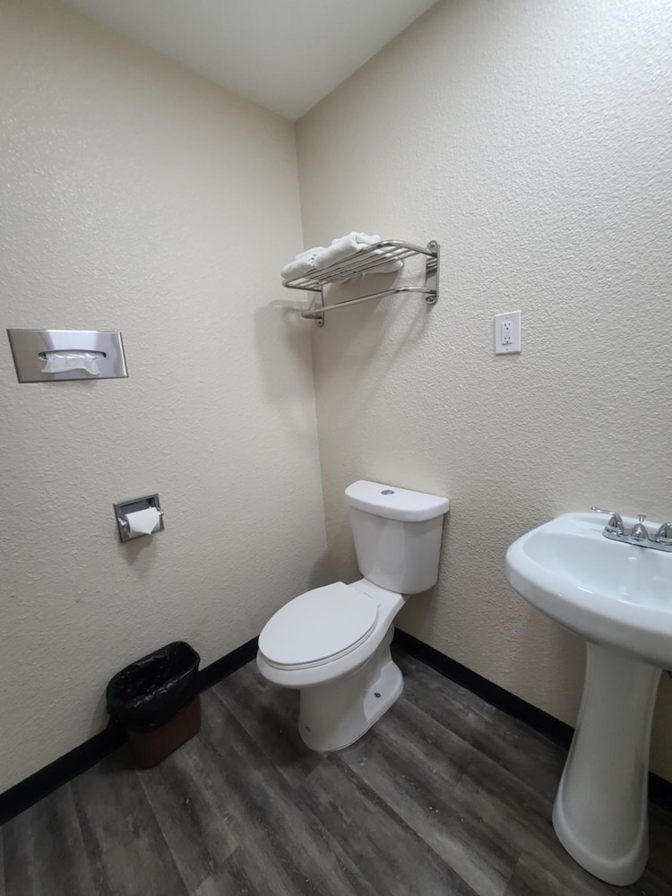 Majestic Inn And Suites - photo 17