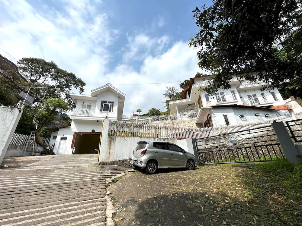 Oyo Life 92844 Penginapan Cibodas in Pasuruan, Indonesia