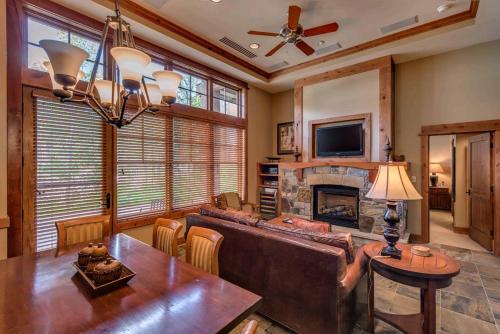 Catamount Lodge 103 by East West Hospitality — 4-Star Luxury Hotel in Truckee, United States