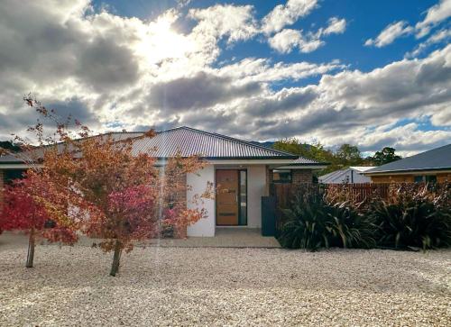 New Kingston Trampoline House — 4-Star Luxury Hotel in Kingston, Australia