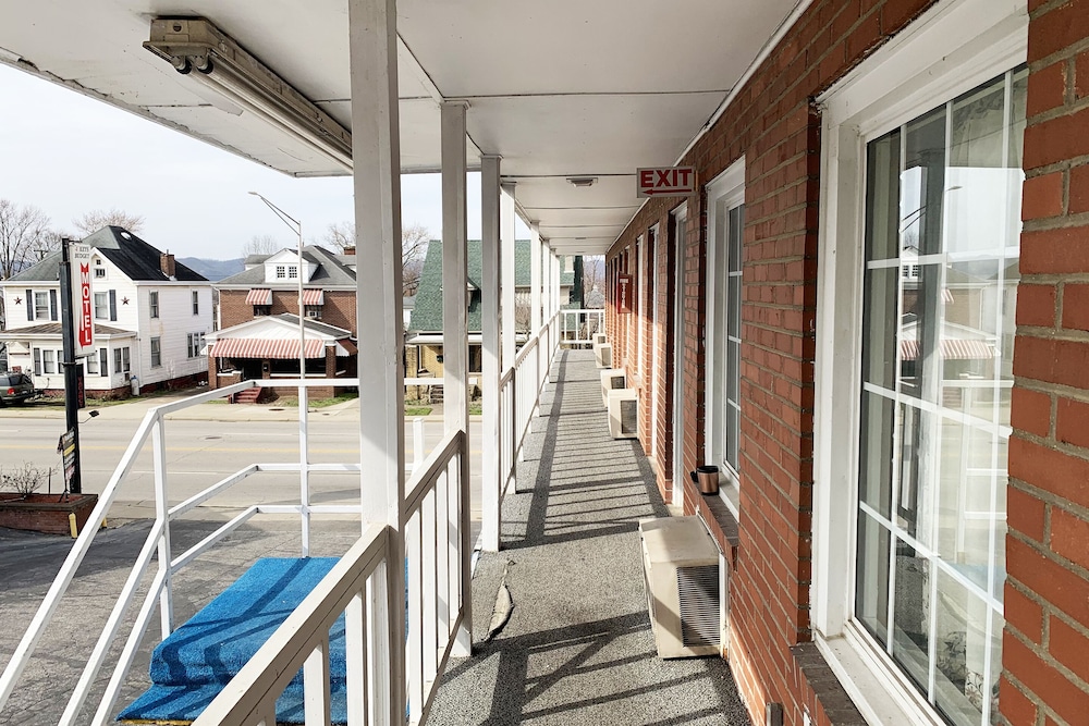 Four Keys Inn - photo 25