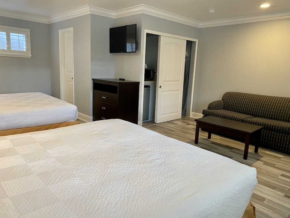 Aura Inn Monterey - photo 17