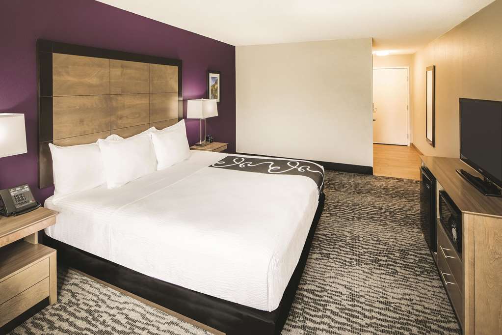 La Quinta Inn Suites By Wyndham Milledgeville — Milledgeville