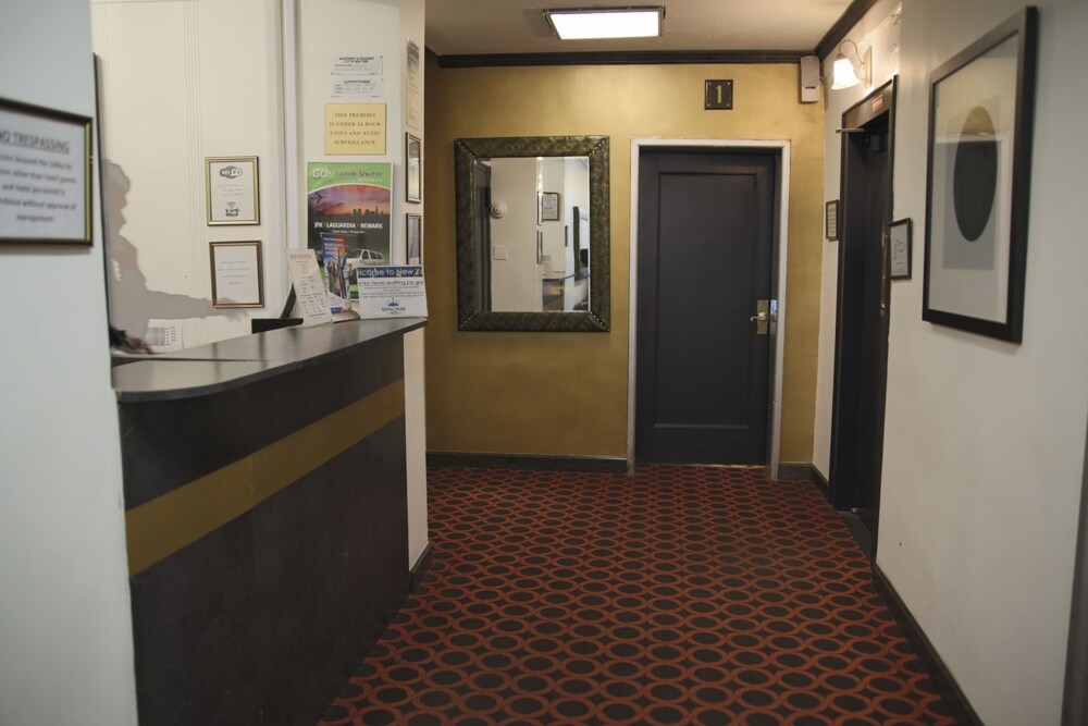 Royal Park Hotel and Hostel - photo 3