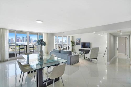 Meet Me in Miami Impressive Miami Skyline Views — 4-Star Luxury Hotel in Miami, United States