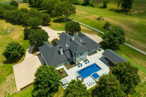 Majestic Manor Private Hundred Acre Yard Pool Spa — 4-Star Luxury Hotel in Lebanon, United States