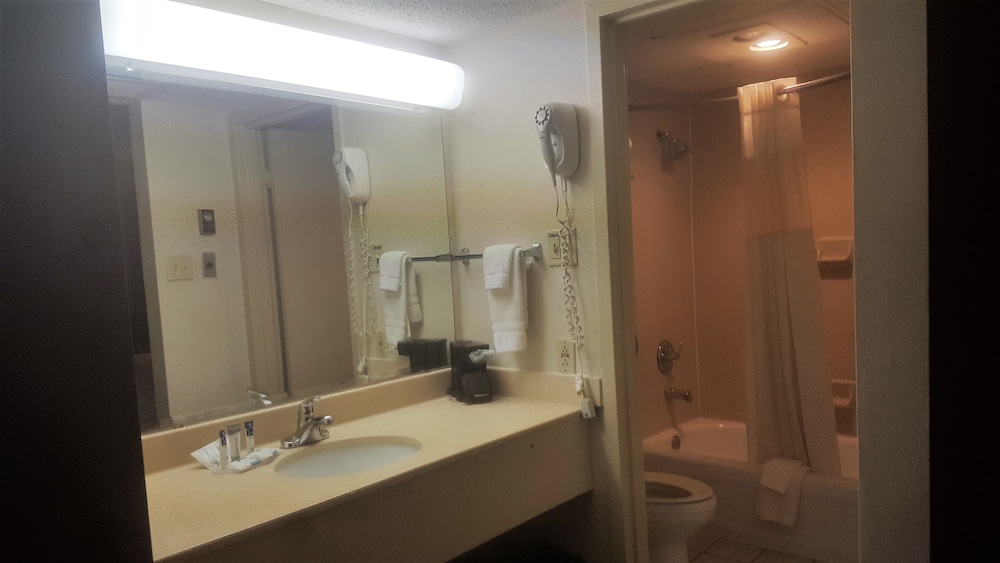 Salina Ambassador Hotel and Conference Center - photo 18