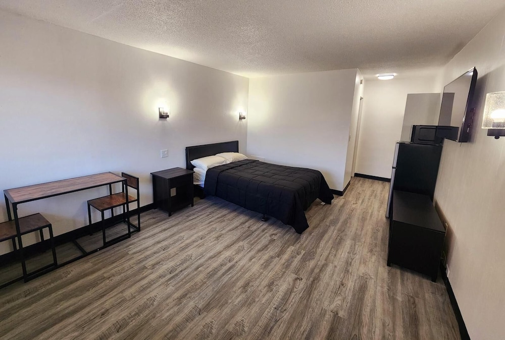 The Hastings Inn Salina - photo 4