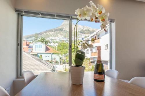 Bantry Bay 2 Bedroom Retreat with Mountain Views
