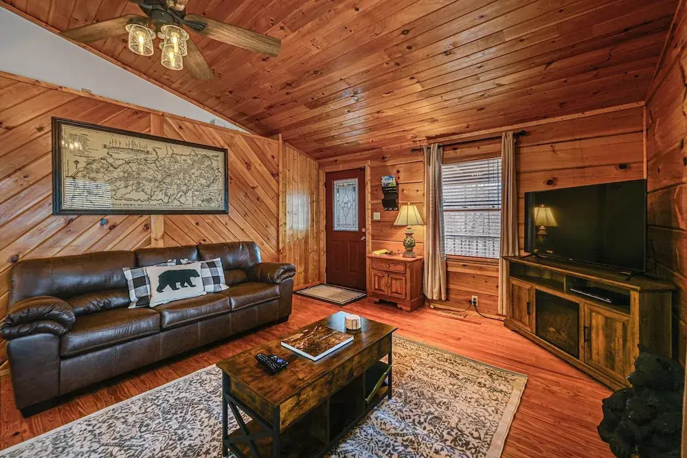 Bryson City Cabin with Hot Tub Views and Pool Table — 4-Star Luxury Hotel in Bryson City, United States