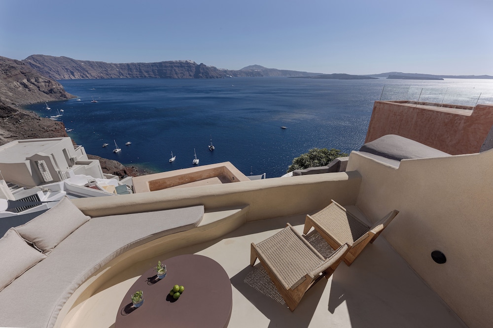 Caldera's Dream Cave House with hot tub — 4-Star Luxury Hotel in Oia, Greece